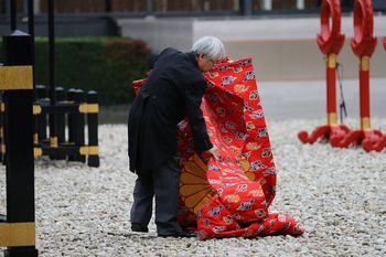即位礼が始まる約1時間半前に旗が落下し、職員が回収を（10月22日）