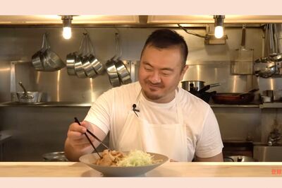 自ら作った生姜焼きを美味しそうに食べる鳥羽シェフ（kufura編集部YouTubeチャンネルより）