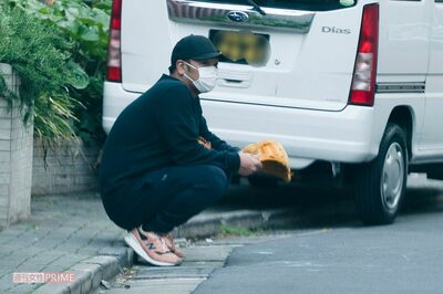 '20年4月、息子とキャッチボール、素振りを指導する阿部慎之助