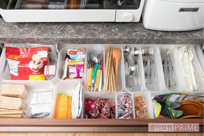 種類の多い菓子やカトラリーはまざるとモノのありかがあいまいに。無印良品の収納ボックスで仕切り、所在を明確にしている。