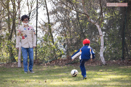広い園庭にて園児たちと遊ぶ。長野県では最少規模の幼稚園のため入園希望がかなわないことも