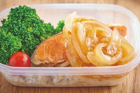 銀鮭の玉ねぎ南蛮のせ弁当
