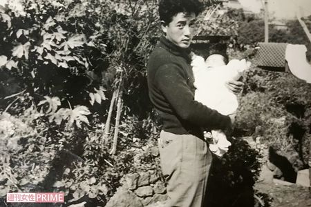 赤ん坊の北村さんを抱っこする父。心やさしく、男前と評判だった