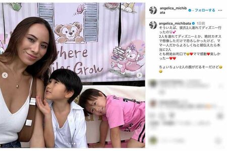 息子2人と共にディズニーへ行ったことを報告した道端アンジェリカ。露出度の高い服装で、文中では息子を「彼氏」呼び（インスタグラムより）