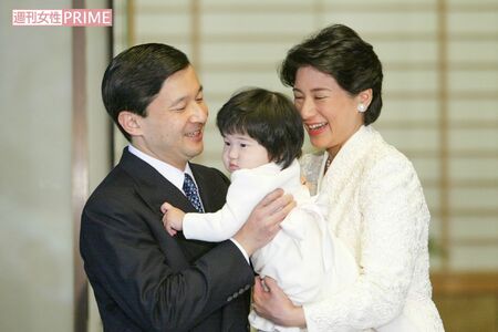 1歳の誕生日を迎えられた愛子さまの抱っこを雅子さまと交代される陛下。ほほえましい光景とともにイクメンぶりを発揮