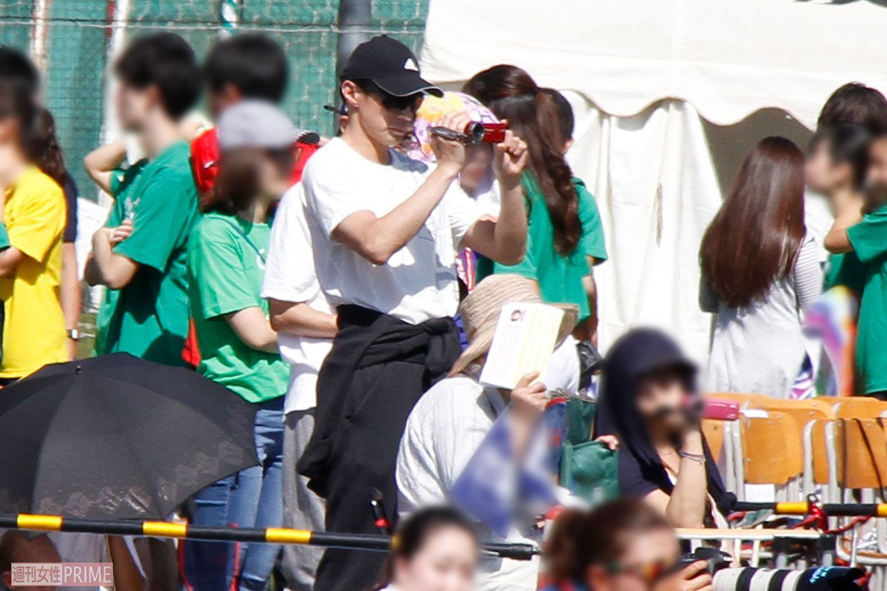 休憩からグラウンドに戻ると、ビデオカメラを回す東山紀之パパ（'18年10月）