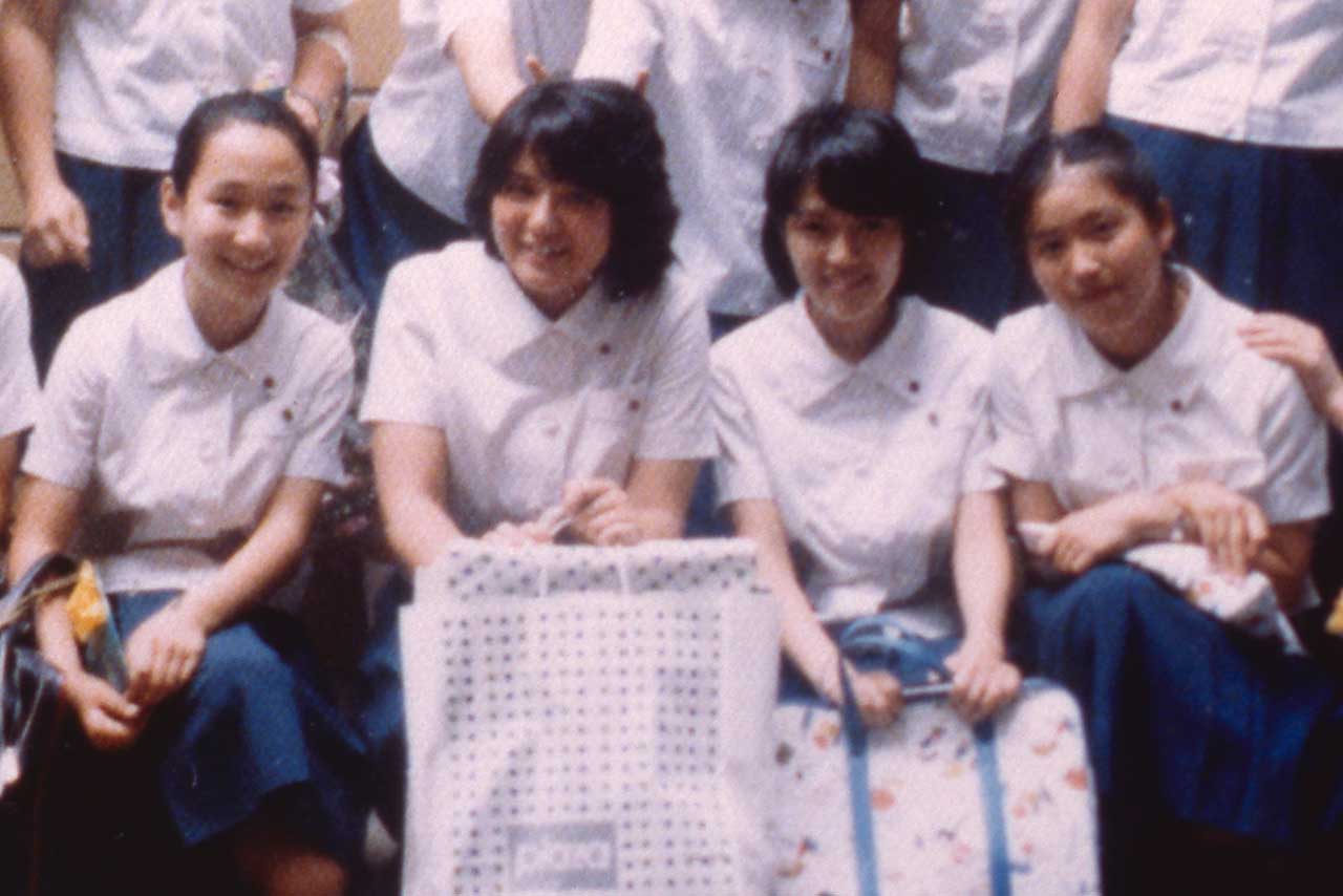 ’79 年ごろ、高校の合唱コンクールでの集合写真（雅子さまは左から２人目）