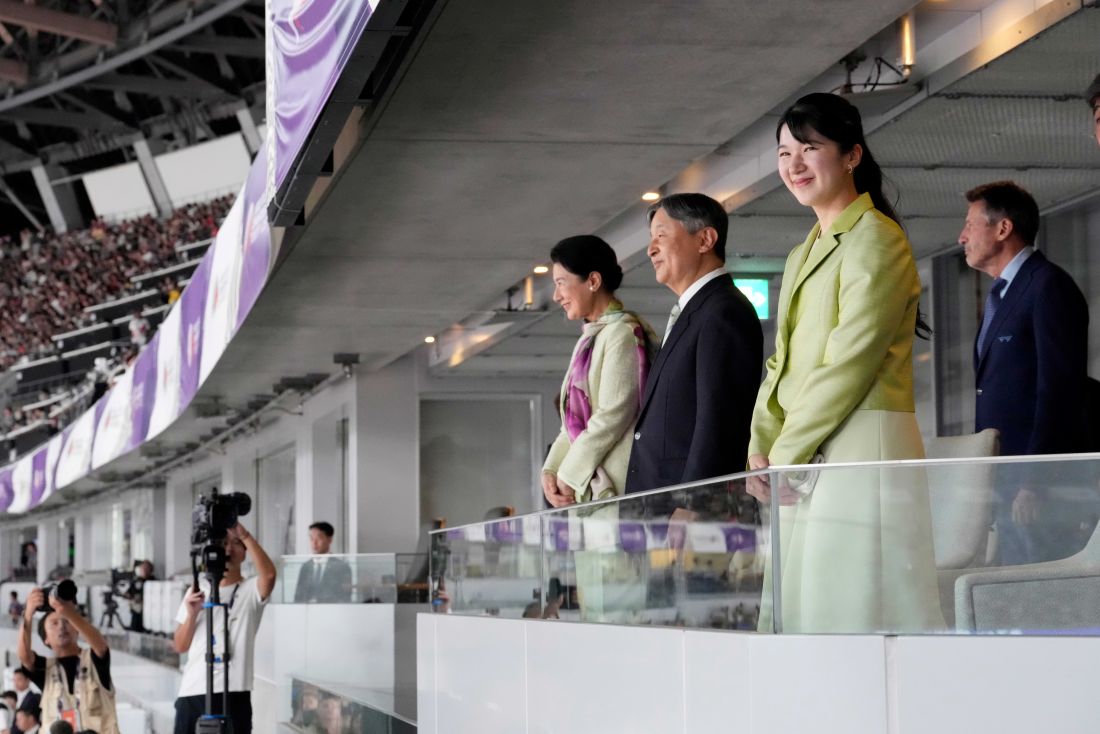 会場の貴賓室に到着された天皇ご一家