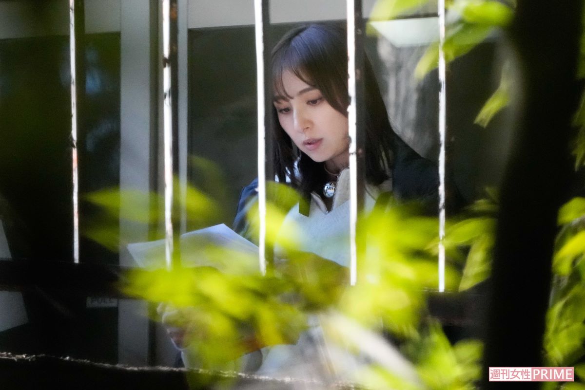 12月中旬、『離婚しない男』の撮影の合間に台本をチェックする篠田麻里子