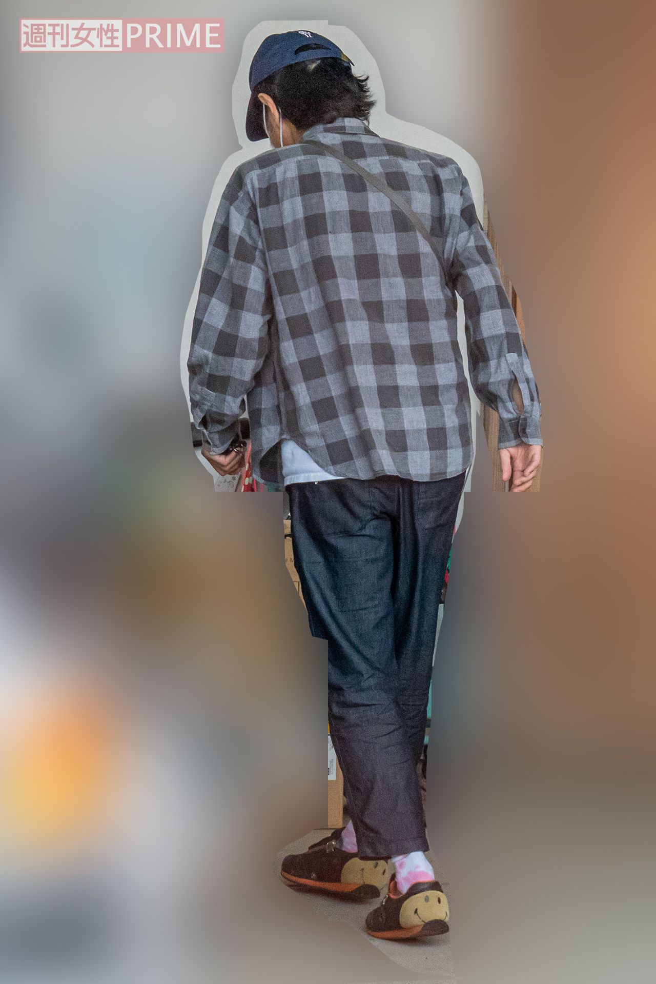 「どうも失礼します」といったん、踵を返し自宅に戻る宮藤官九郎