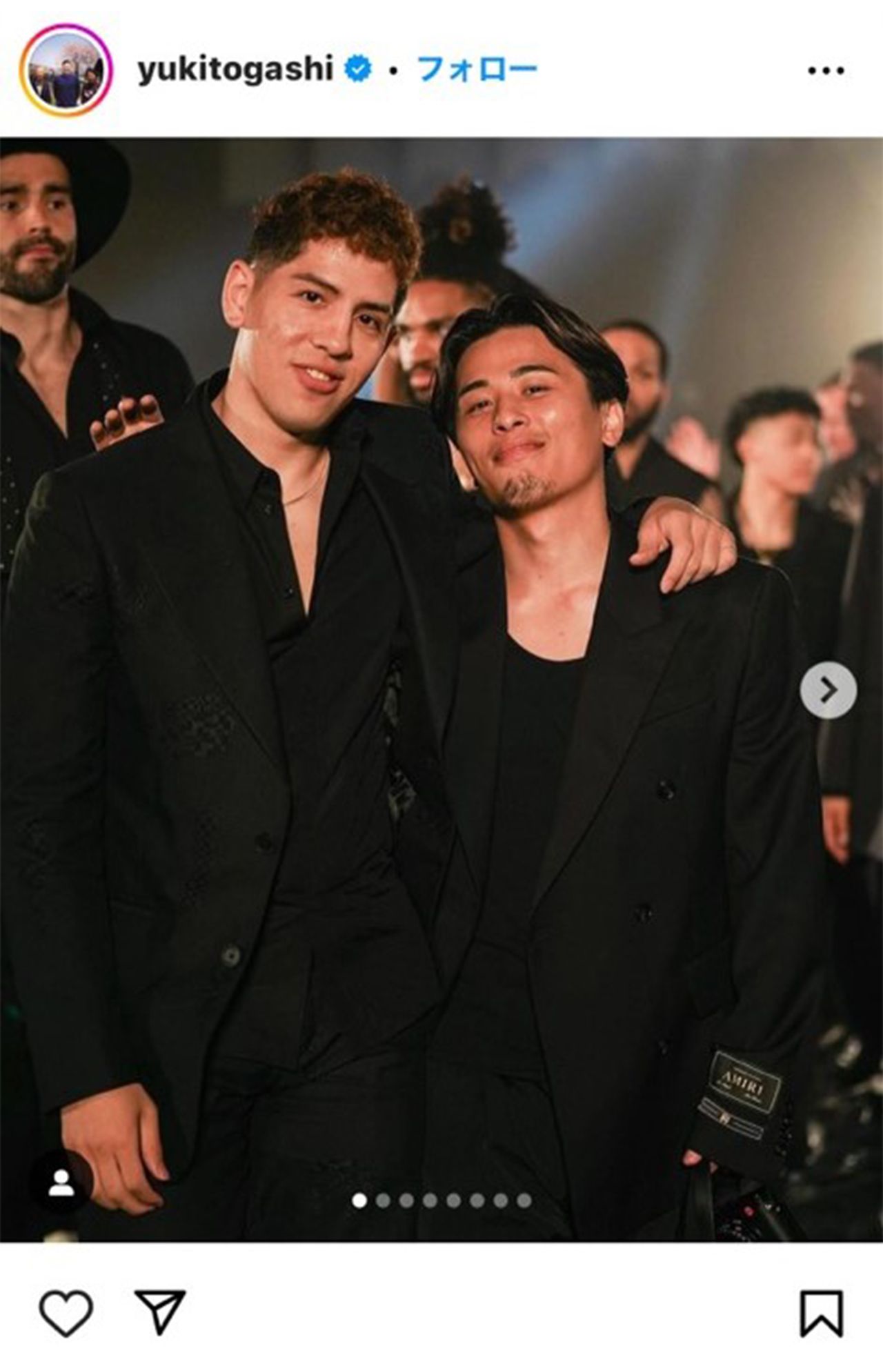 B子が推す男子バスケの富樫勇樹選手（右）。SNSはモノトーン調や風景などオシャレな写真が満載。昨年のワールドカップ投稿には11万「いいね」