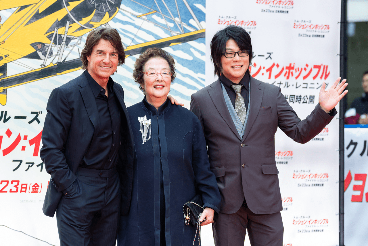 東京都庁の都民広場で行われたレッドカーペットイベントでのツーショット