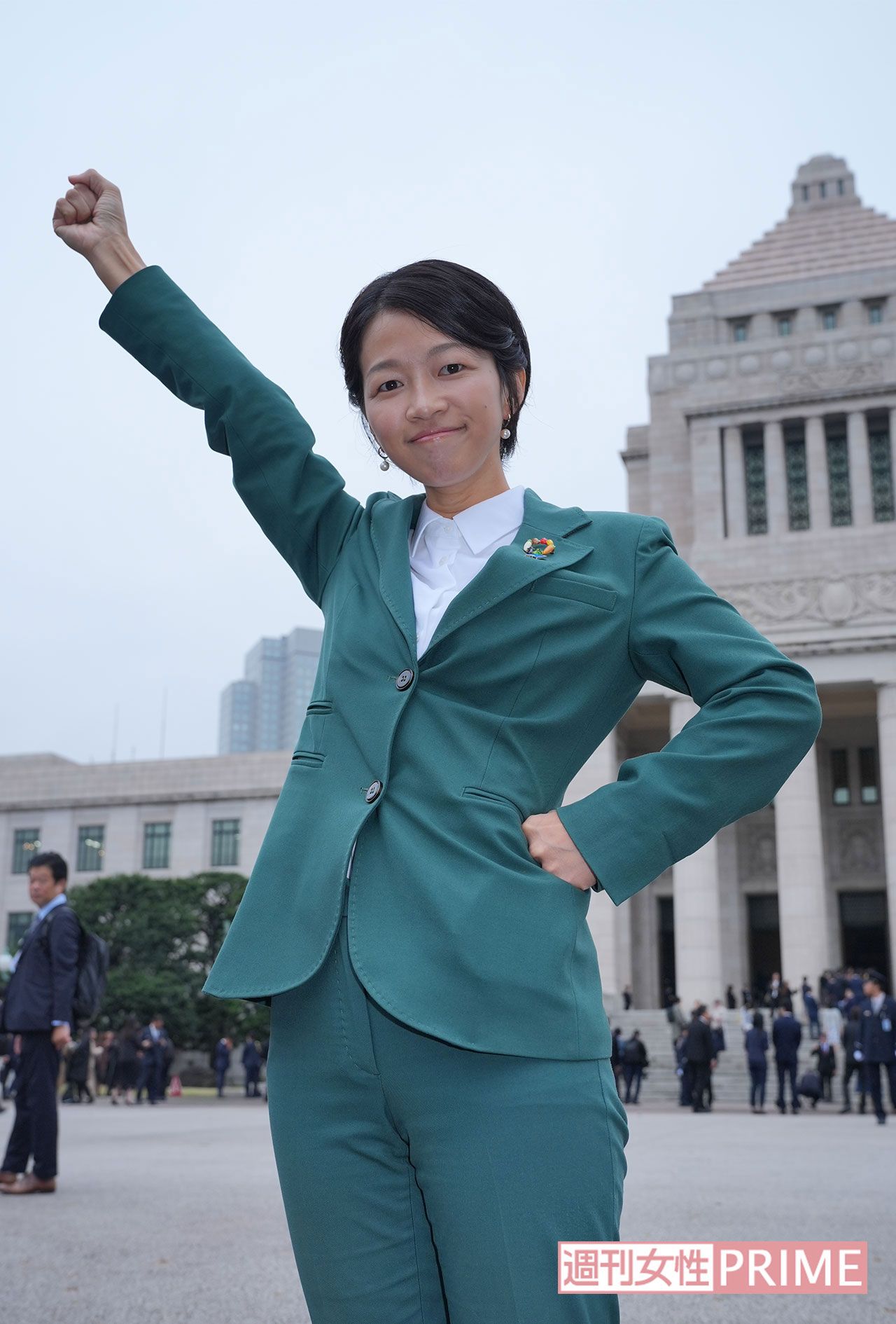 11月11日、初登院をしてポーズを決める自民党の福田かおる氏	