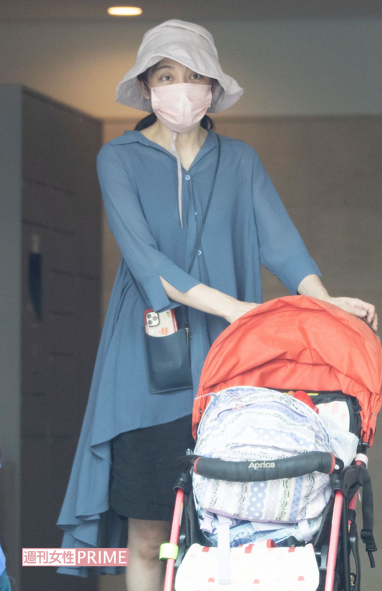 周囲を警戒しながら、引っ越したばかりのマンションから出てきた熊田曜子