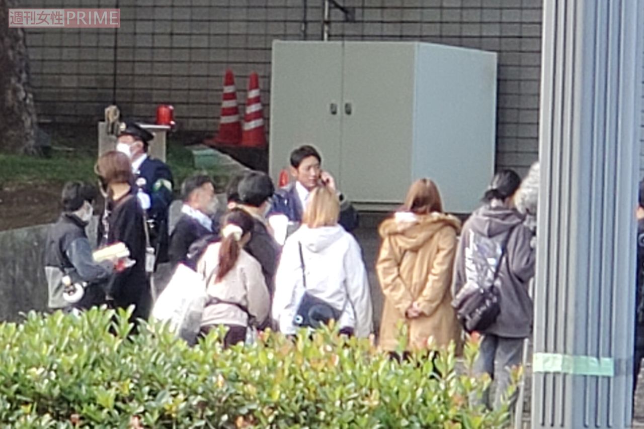 警視庁前でドラマの撮影中の小泉孝太郎（4/5）