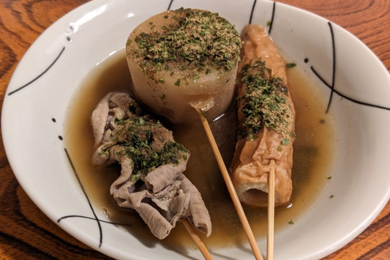 駄菓子屋で子どもが食べる際、会計がわかりやすいよう串に刺したという静岡おでん
