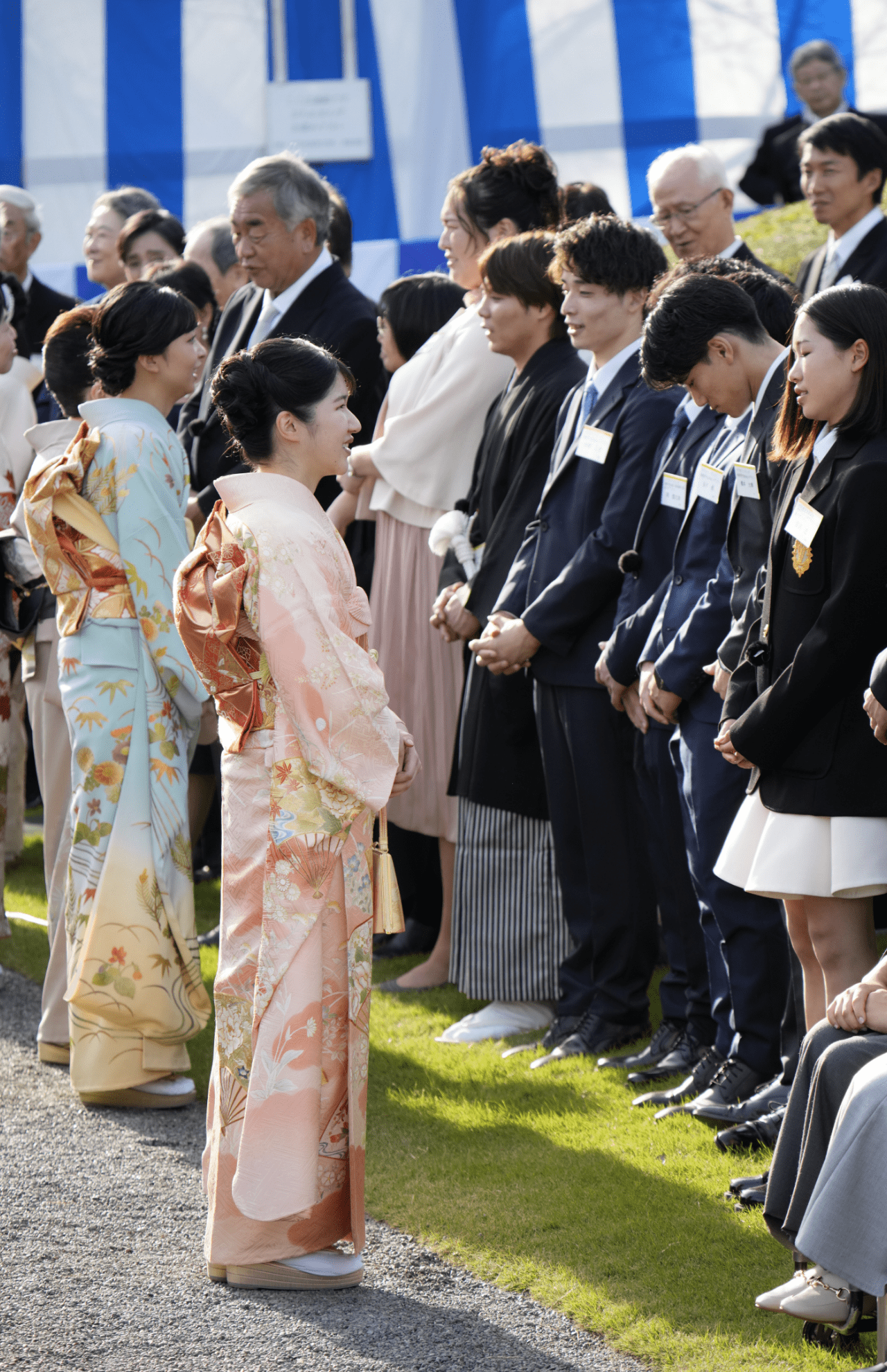 園遊会では愛子さま、佳子さまとも振り袖姿で招待客と懇談した（2024年10月30日）