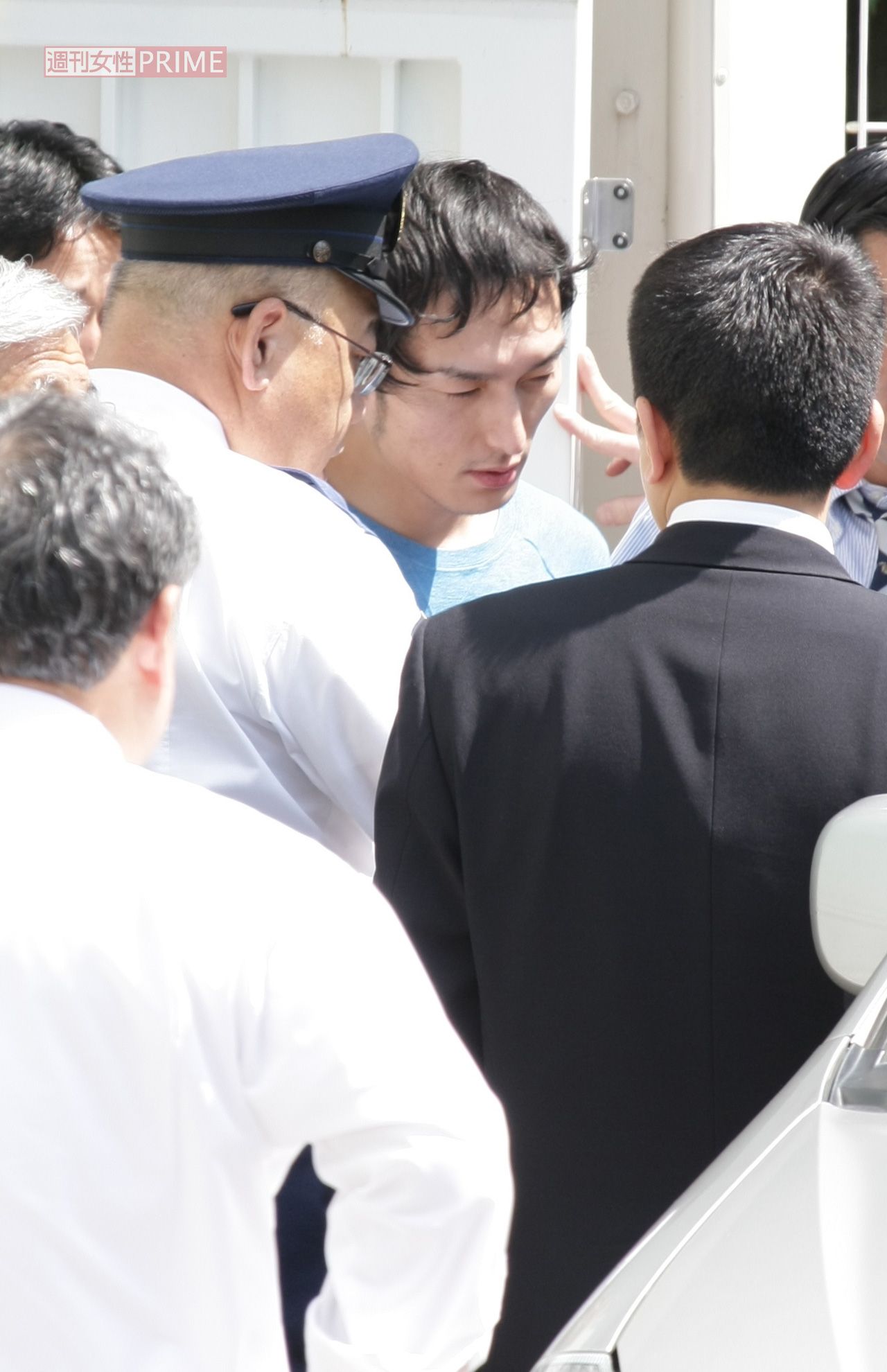 2009年4月、公然わいせつ罪で逮捕、送検される草なぎ剛は憔悴の表情