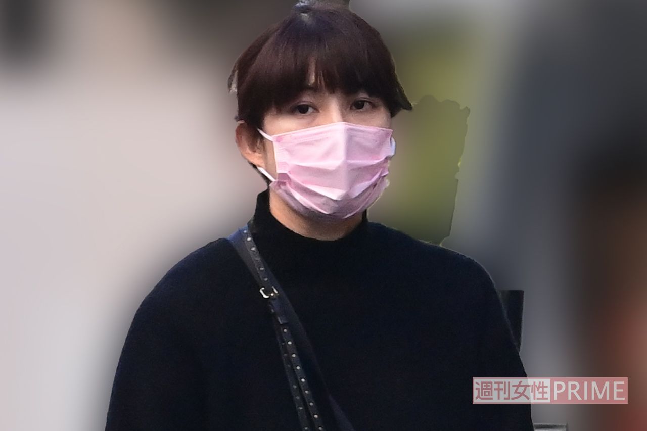 '21年12月、生まれて間もない第2子を連れ買い物をする上原多香子