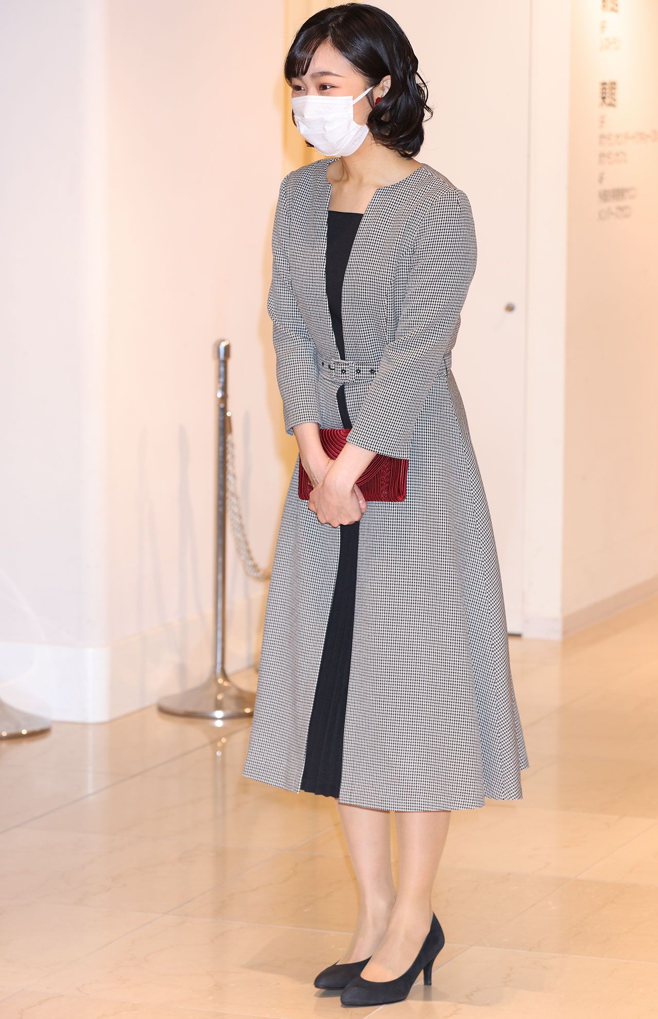 2月16日『第54回現代女流書100人展』に出席された佳子さま。黒ワンピースに、シックなハウンドトゥースのピンチェックのコートドレスを重ねて