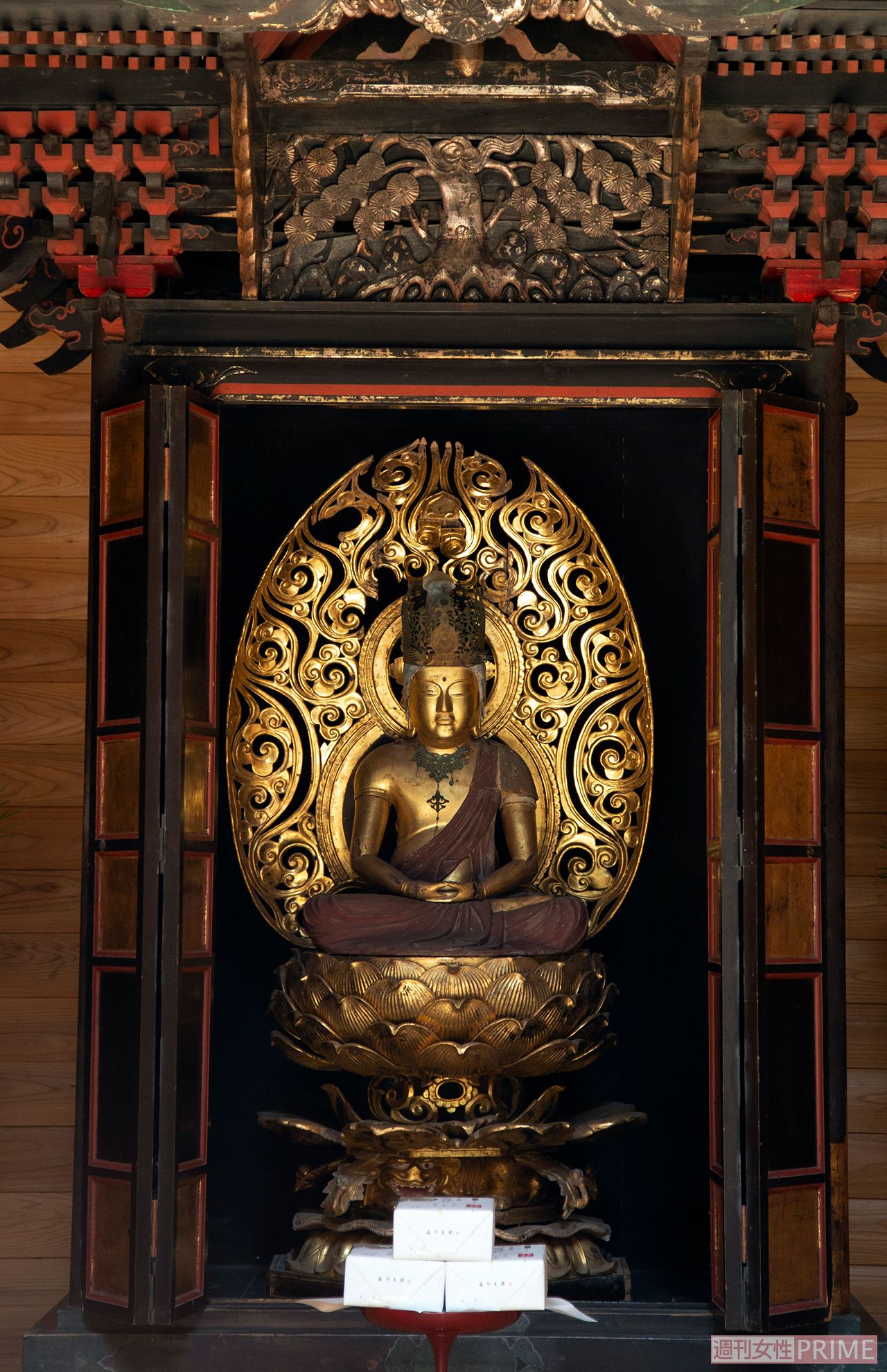 普段は拝顔できない大日如来像。阿弥陀如来像も境内に　撮影／齋藤周造