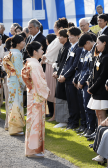 園遊会では愛子さま、佳子さまとも振り袖姿で招待客と懇談した（2024年10月30日）