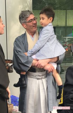 ひと仕事終えた息子を父・ローラン氏が抱き上げてねぎらった