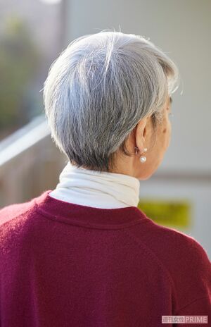 すっきりしたショートヘア。着こなしをひと工夫すれば老けたり、みすぼらしく見えない。「髪が伸びたら自分でもカットします。今日のように真珠のイヤリングをするだけで明るい印象になるのは白髪だからこそ」（撮影／廣瀬靖士）