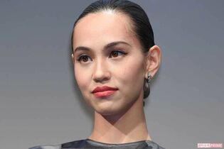 水原希子「何処見ていいか分からん」パリコレで披露の“丸見え”ドレス姿は、世界的な“女性解放”のトレンド