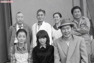 第26作目『男はつらいよ 寅次郎かもめ歌』での集合スナップ。マドンナは伊藤蘭（下段中央）