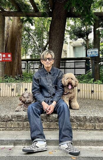 「長年愛されているデニムオンデニムを絶妙な濃淡で自分流にアレンジ。50代の木村さんの魅力が全開です」（高はしさん）木村拓哉公式インスタグラムより