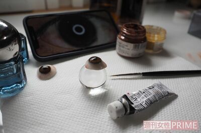 作成のようす。依頼者の瞳の画像を見て確認しながら、数日かけて作り上げる