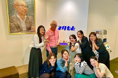 PR会社『ネタもと』の社内で撮られた1枚。中央にいる男性が社長（SNSより）