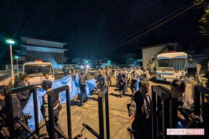 《京都小6男児遺体遺棄事件》安達結希さん死体遺棄容疑で逮捕された義父・優季容疑者を乗せた車が南丹署に到着の様子（16日午前1時過ぎ）