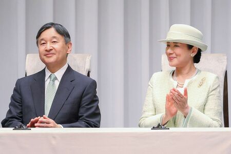 令和5年4月第17回みどりの式典にはノーマスクでご出席に。ペールグリーンのスーツに二連のパールネックレス