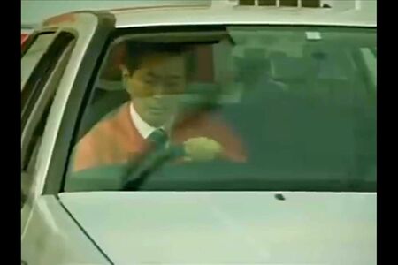 過去に放送されていたビッグモーターのCM。従業員が顧客の車の運転席に座り、ワイパーを動かしながらハンドルを乱暴に操作（ツイッターより）