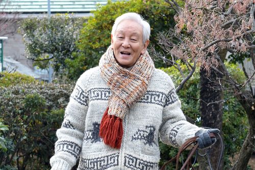 ダンディー伊達のセーターに注目!　(c)TBS