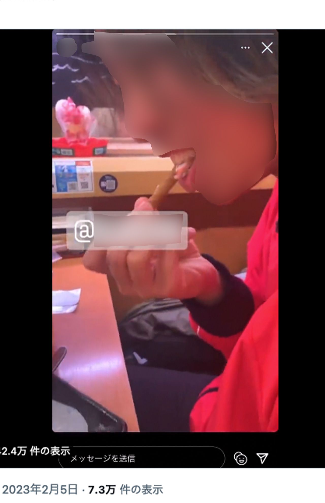 『スシロー』にて、レーン上の注文商品のパフェの菓子を食べる若い男性