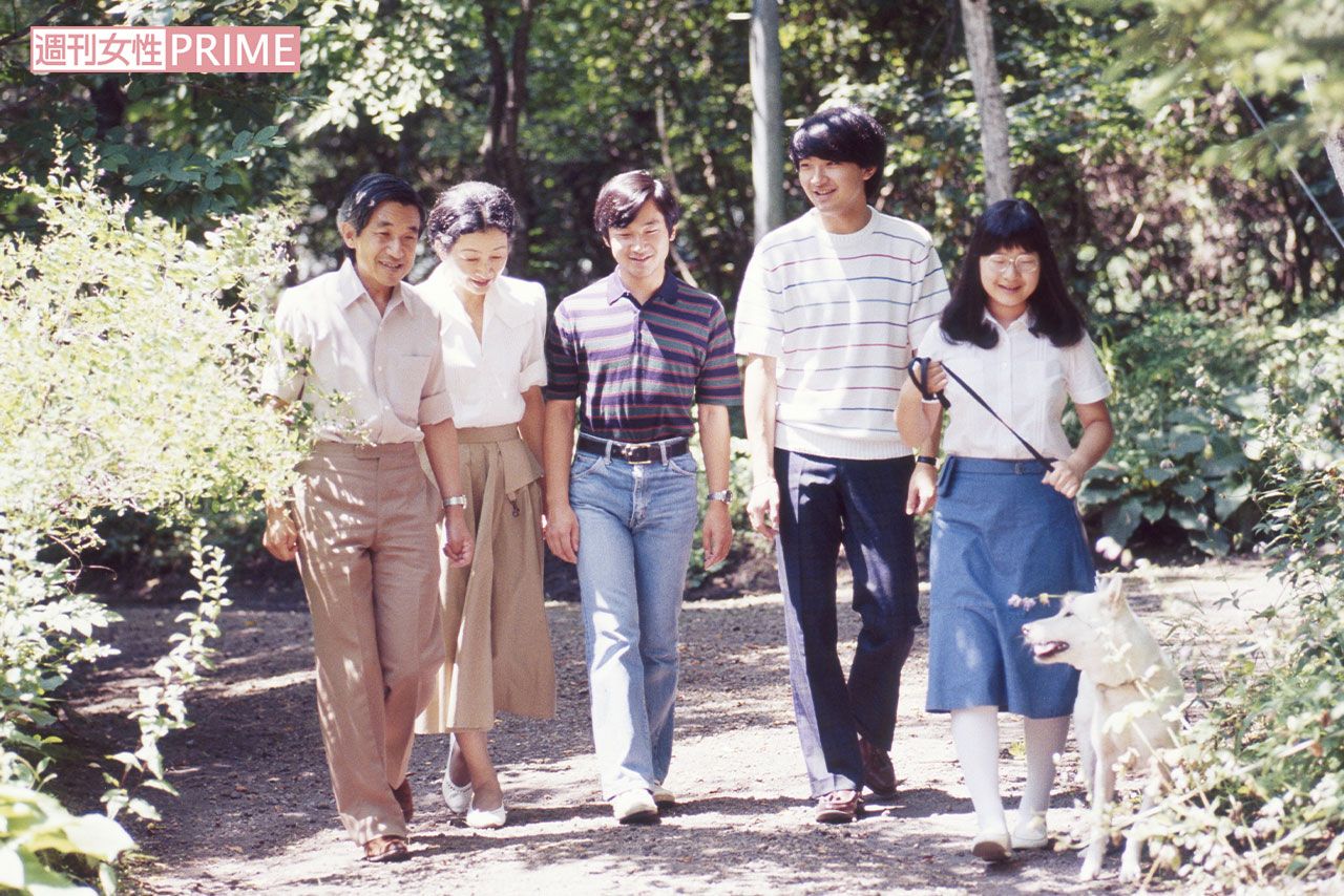 昭和59年8月、愛犬の紀州犬・千代を連れて軽井沢の『千ヶ滝プリンスホテル（当時）』を散策された上皇ご夫妻とお子様方。