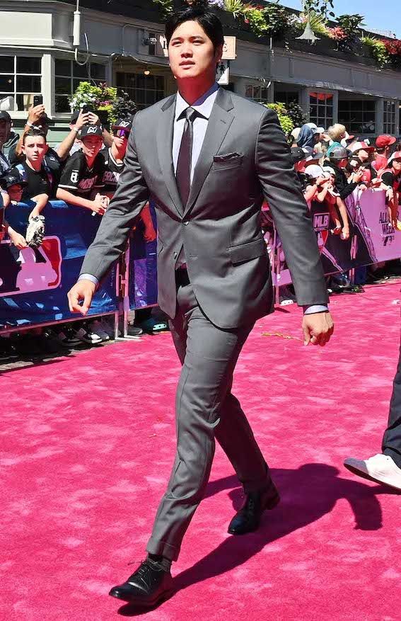 7月開催のオールスターではスーツ姿でレッドカーペットを歩いた大谷翔平　写真/共同通信社