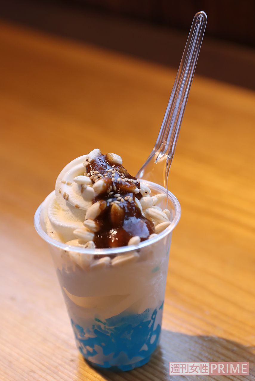 駅のカフェのメニュー、五平餅味の半分青いソフト