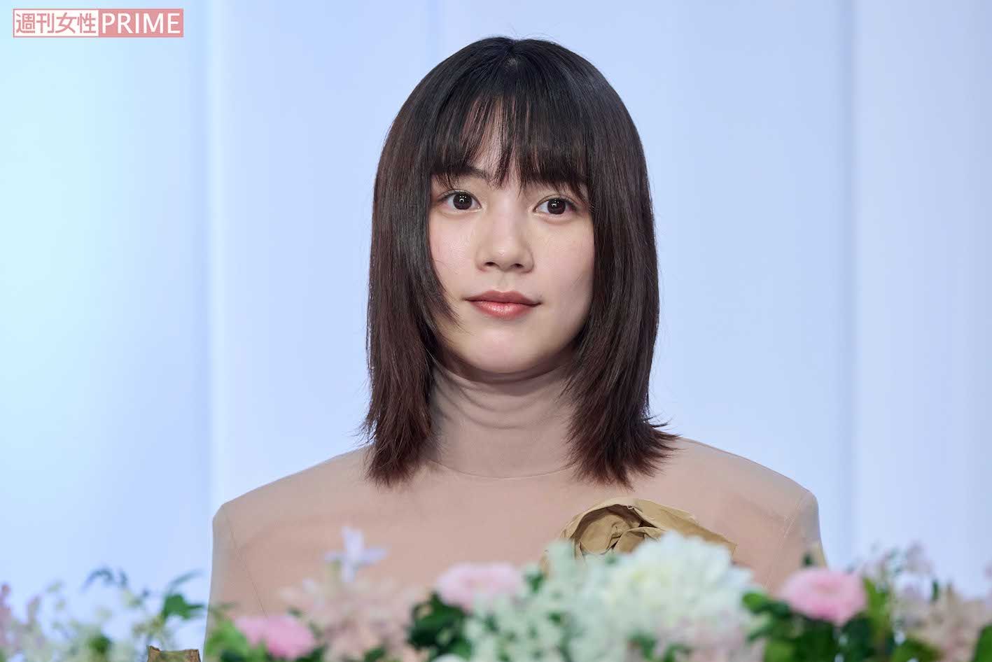 映画『てっぺんの向こうにあなたがいる』完成報告会見に登場した、のん。独特な衣装が話題に