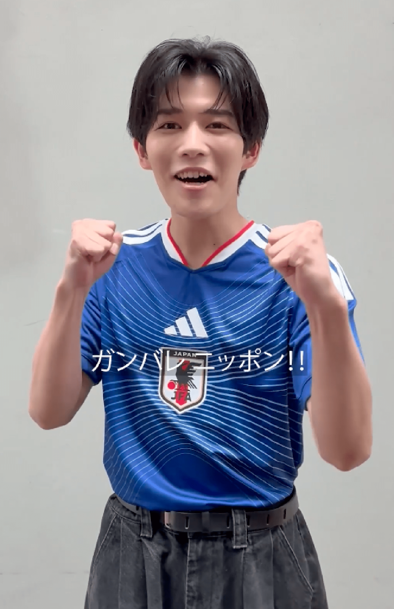 W杯日本代表を応援するなにわ男子・長尾謙杜（DAZNJapan公式Xより）