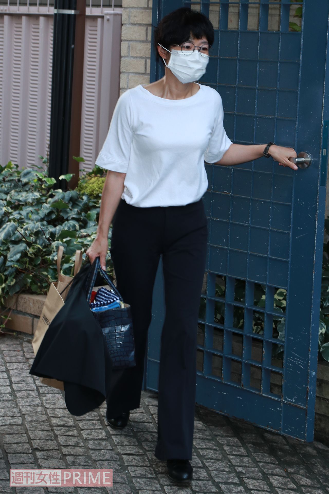 すっぴんにシンプルなファッションで日本テレビへ出勤する有働（'18年）