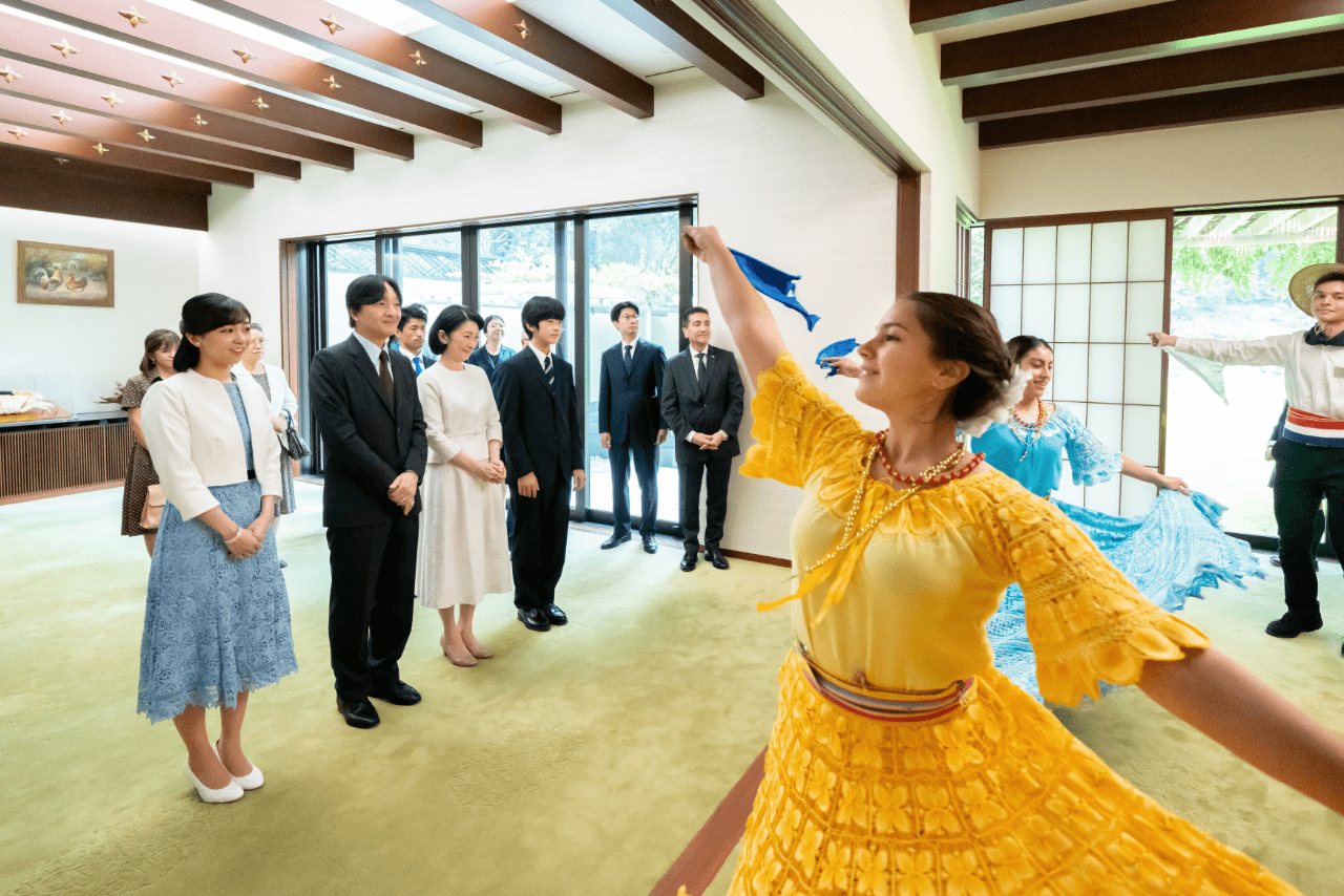 7月に研修旅行で来日した日本パラグアイ学院の高校生と懇談した佳子さま。ブルーのレースワンピはCELFORD（セルフォード）で、2万7500円の商品