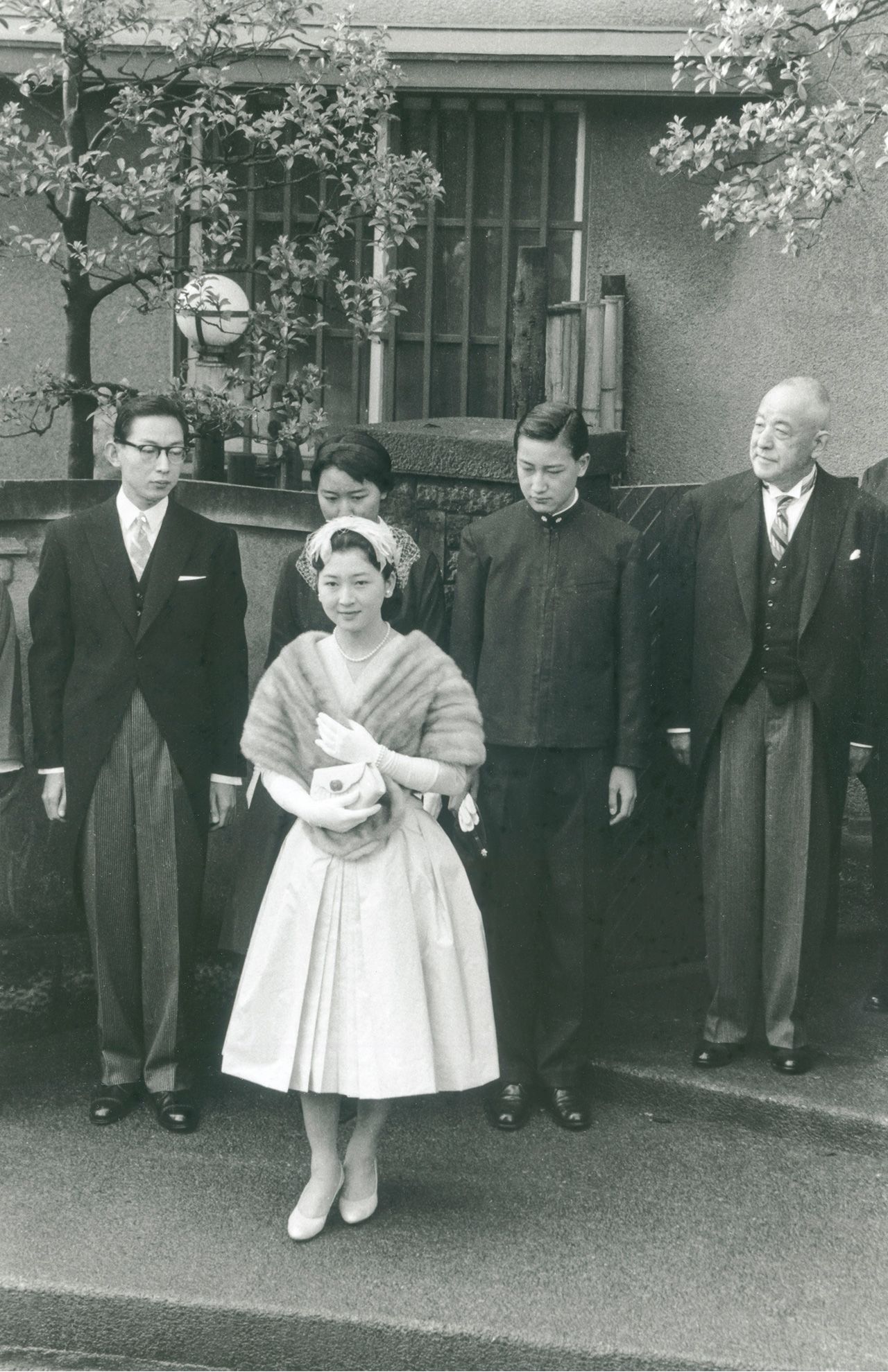 ご結婚当日の朝、正田家の方々が美智子さまをお見送りに（'59年4月）