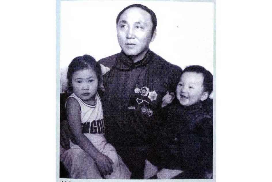 父・ムンフバルトさんに抱かれて笑う、2歳ごろの白鵬（右）。左は3番目の姉