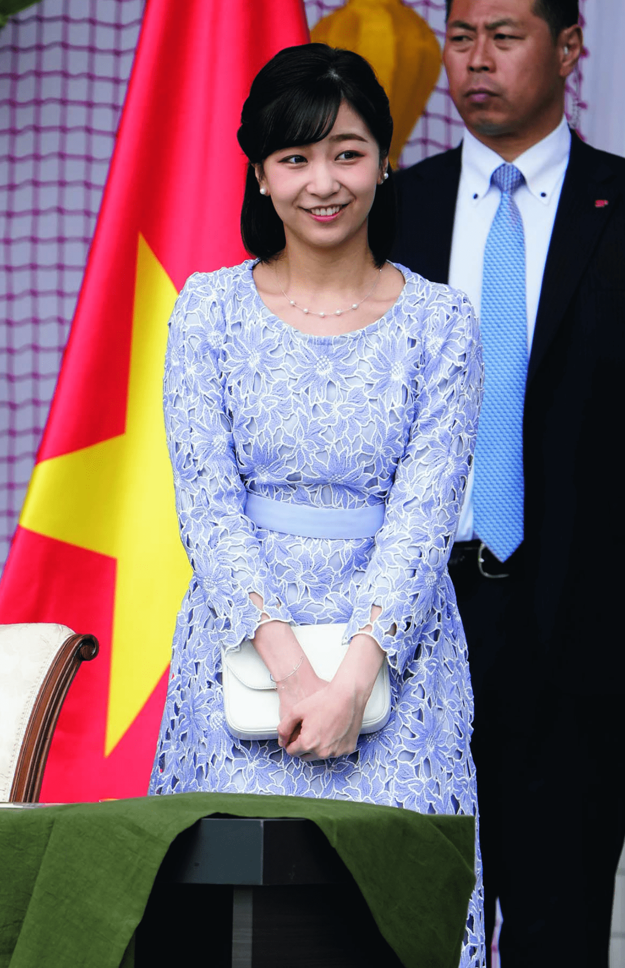 白いパイピングの華やかな花レース。淡い色なので佳子さまらしい爽やかな印象に。ベトナムフェスティバル'23（6月3日）写真／JMPA