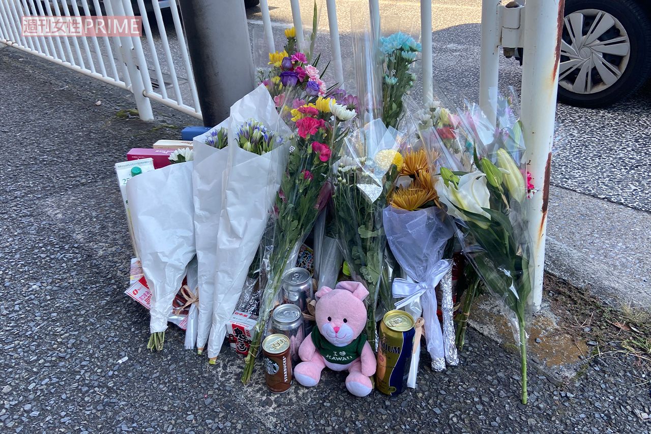 仲本工事さんに供えられる花は日ごと増えている