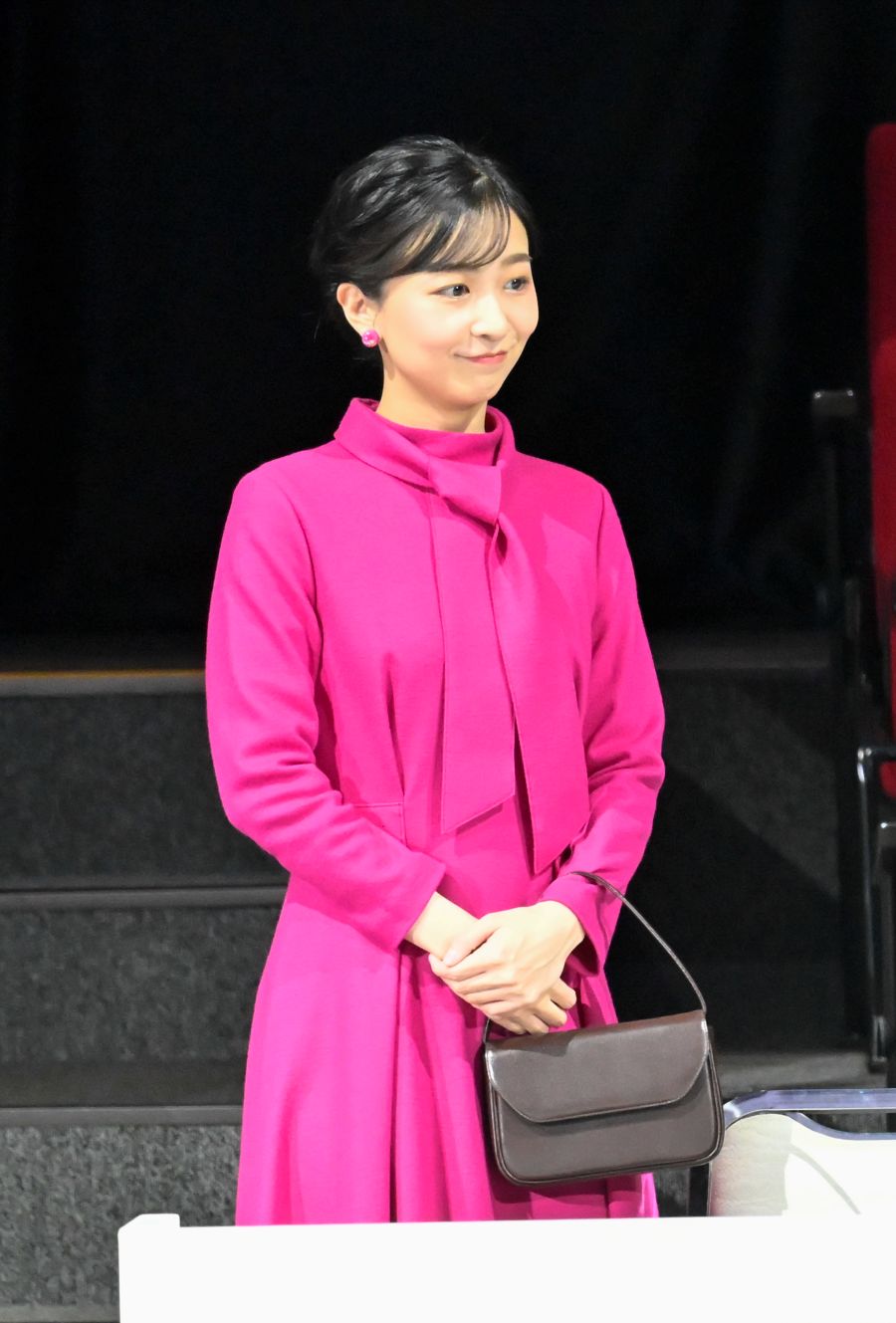 2025年のデフリンピック開会式で着用されたショッキングピンクのワンピースは、ブルーの色違いもお持ちに。2色を使い分けながら、大切なご公務でたびたびお召しになっている。鮮やかな色は佳子さまの思いの強さの表れかもしれない